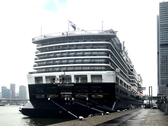 Cruiseschip ms Rotterdam VII van de Holland America Line aan de Cruise Terminal Rotterdam
